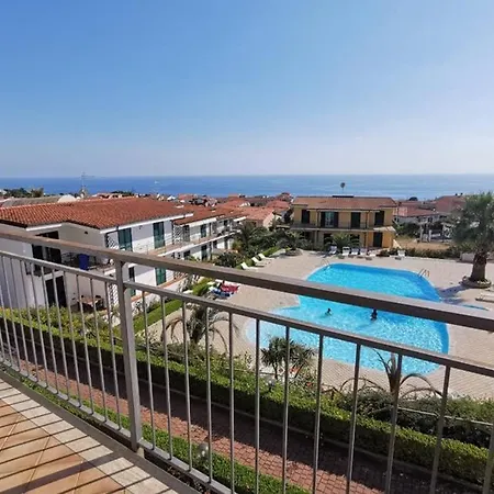 Apartment In Con Piscina A *