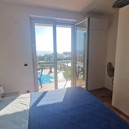 In Con Piscina A Apartment Scalea