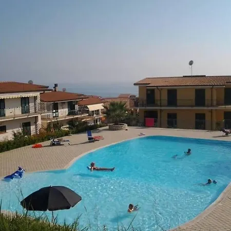 Apartment In Con Piscina A *