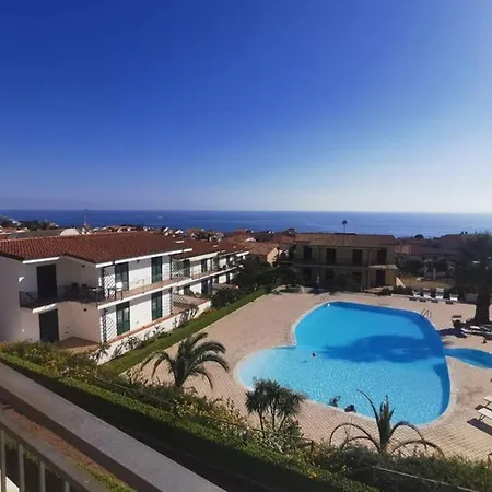 Apartment In Con Piscina A *