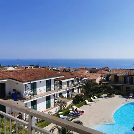Apartment In Con Piscina A *